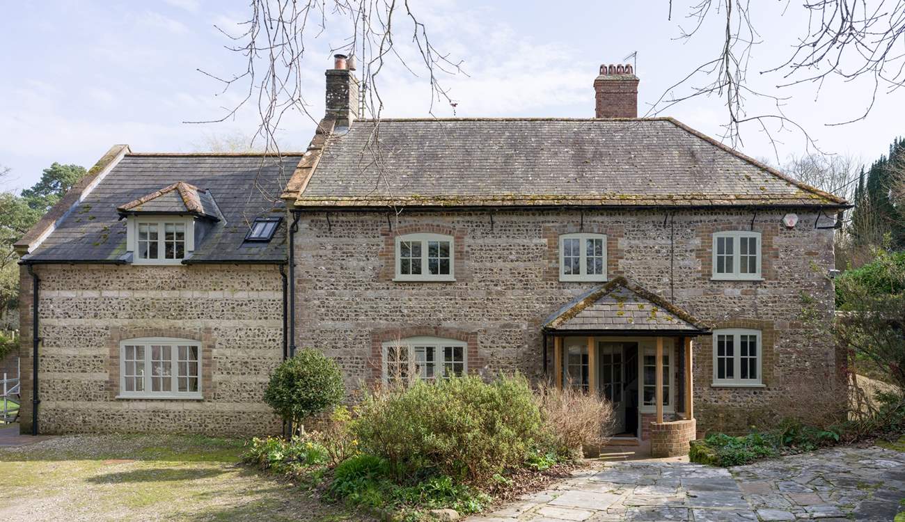 Welcome to the stunning Oak Tree House. The perfect base for gathering friends and family for a magical rural break just 10 miles from the Jurassic Coast.