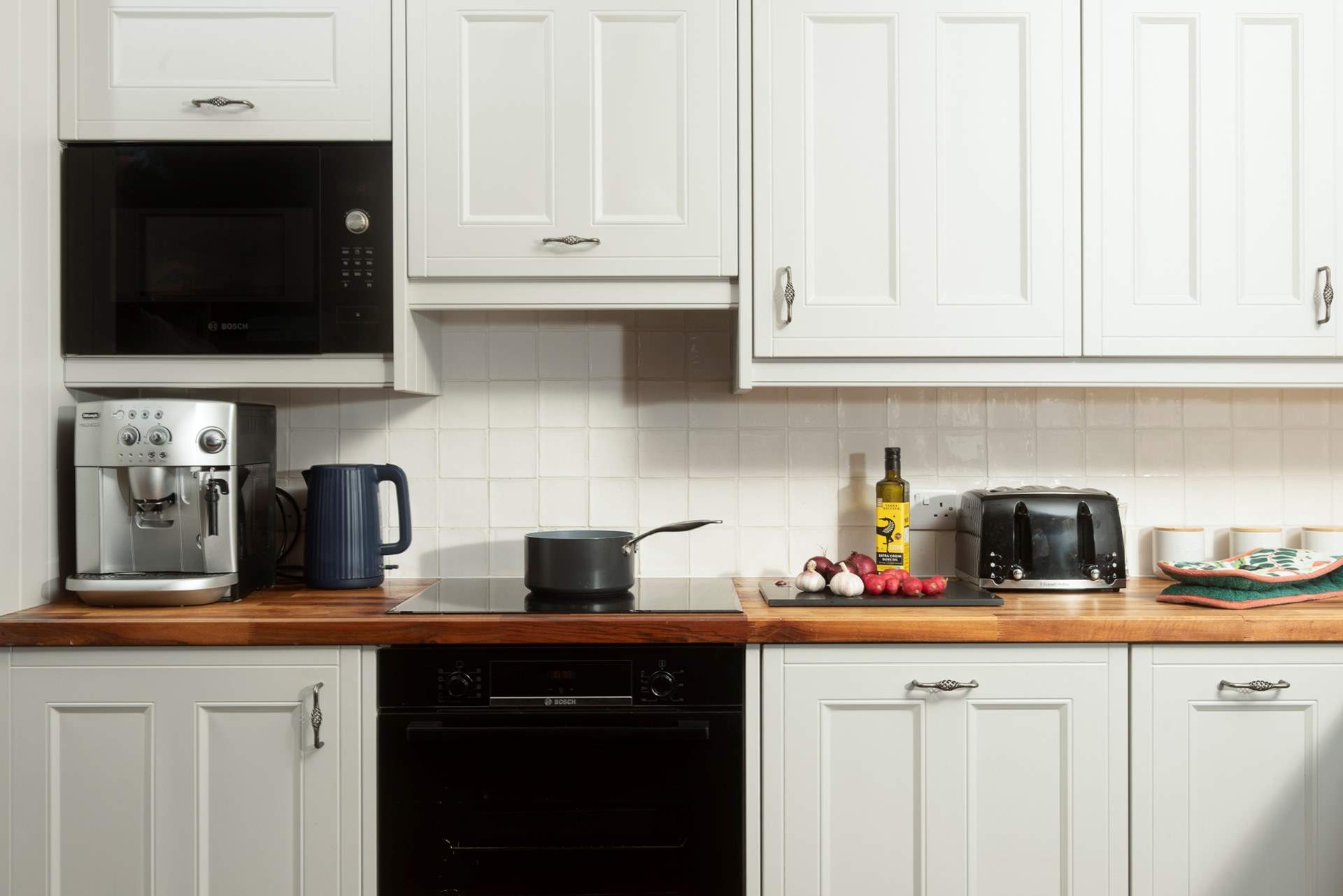 The well-equipped kitchen.