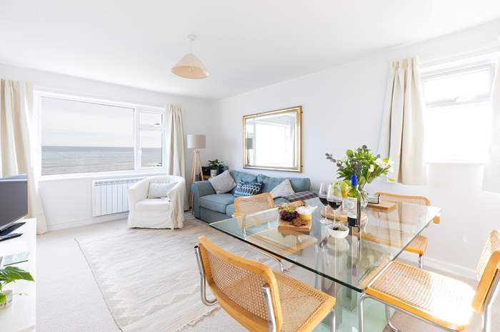 Ketch is a 2 bedroom, dog friendly apartment with sea views in Portscatho.