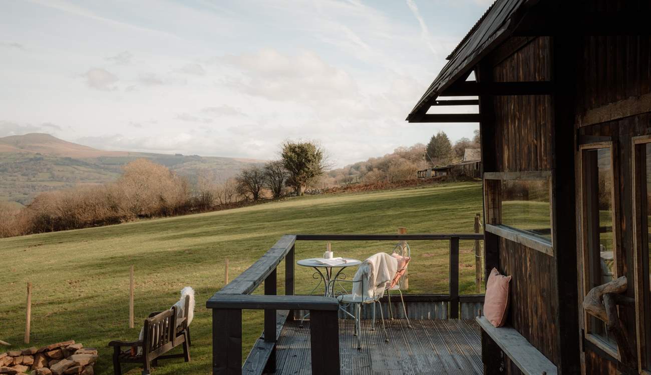 A raised, wraparound terrace invites slow mornings with a coffee in hand, soaking in the ever-changing panoramas.