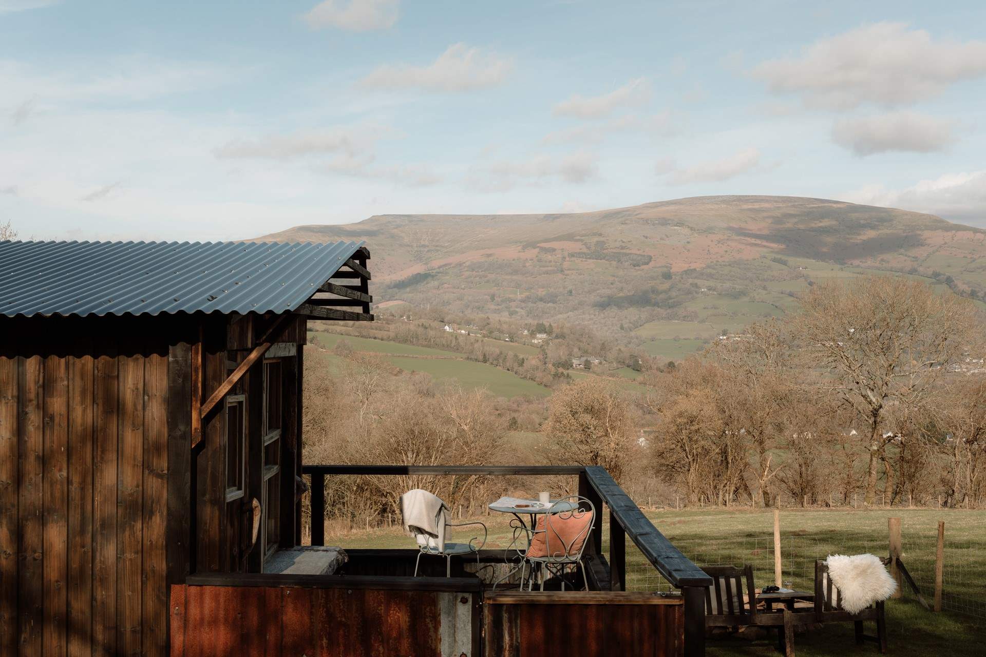 Wide, mountain-framed views unfold in every direction.