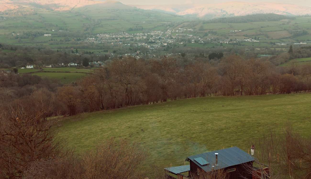 Perched above the picturesque town of Crickhowell, Caban Tarren places you in one of the most beautiful corners of  Brecon Beacons National Park.