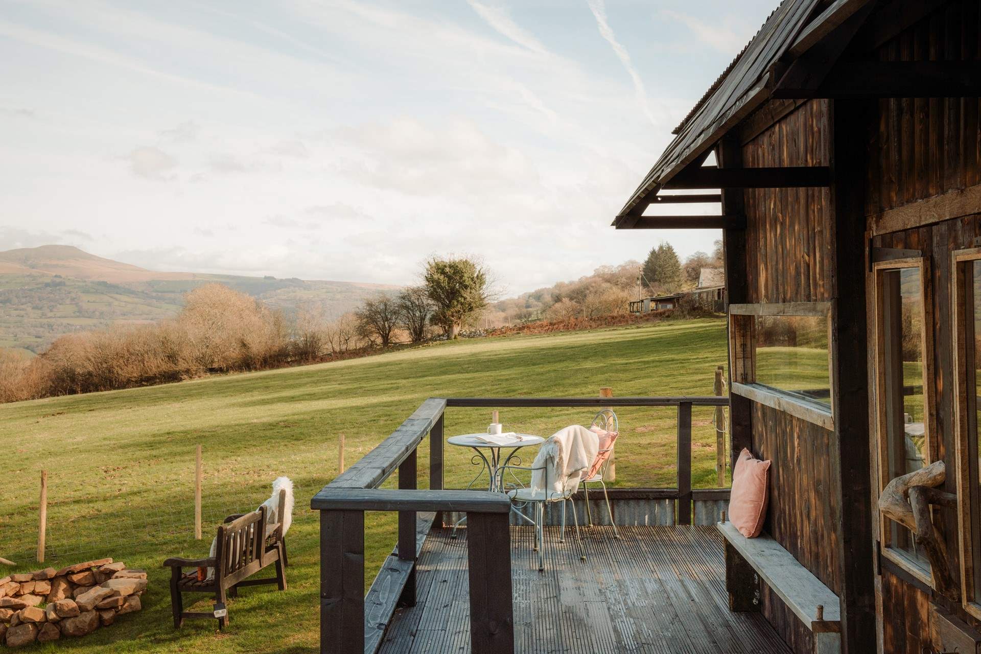 A raised, wraparound terrace invites slow mornings with a coffee in hand, soaking in the ever-changing panoramas.