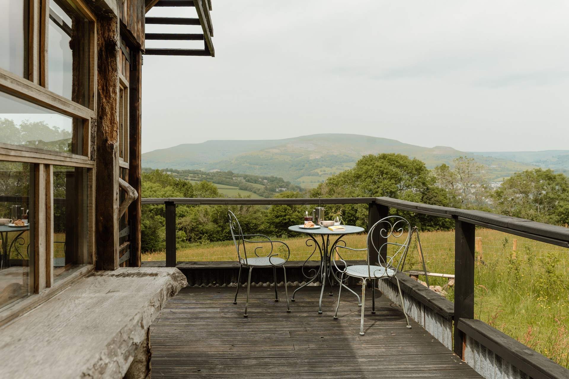 Wide, mountain-framed views unfold in every direction.