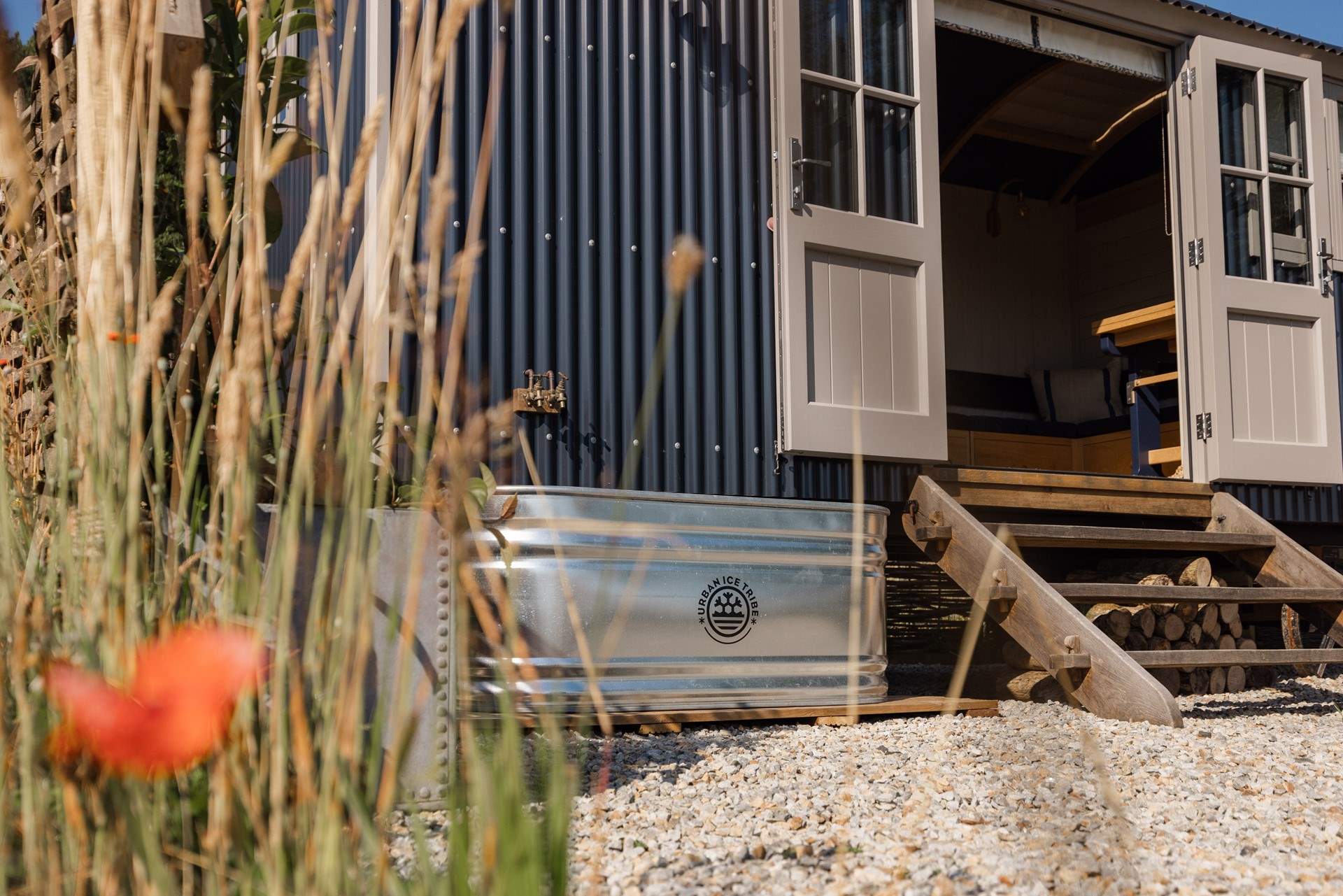 Or start the day with a cold plunge in the alfresco bath for a true wellness experience.