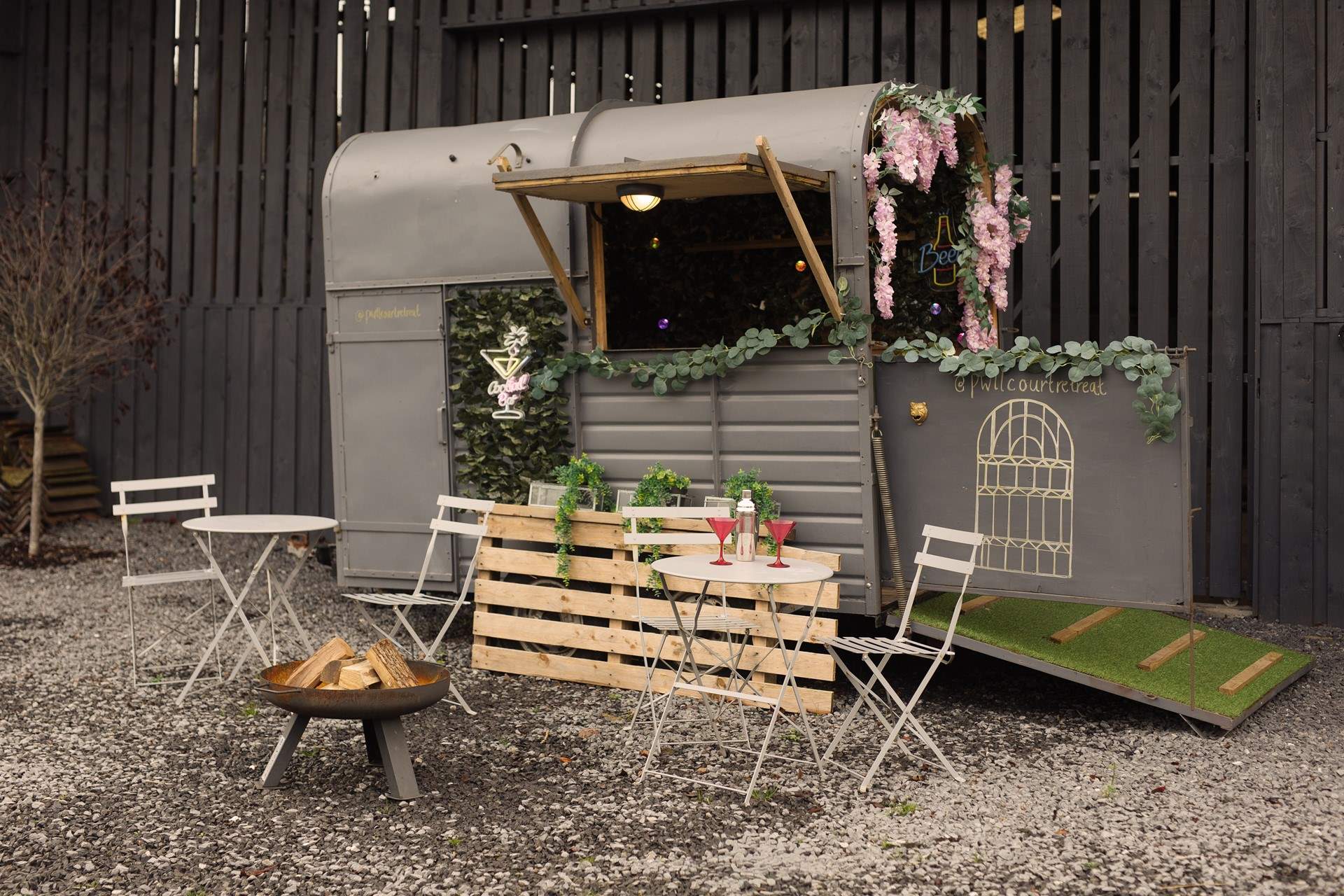 Arrange with Gemma, the lovely owner before your stay to use the cocktail bar. So much fun for a family or friends get together. Gather around the fire-pit and enjoy. 