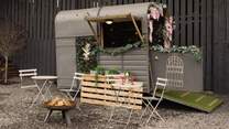 Arrange with Gemma, the lovely owner before your stay to use the cocktail bar. So much fun for a family or friends get together. Gather around the fire-pit and enjoy. 