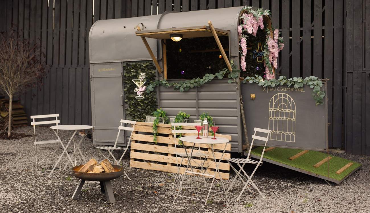 Arrange with Gemma, the lovely owner before your stay to use the cocktail bar. So much fun for a family or friends get together. Gather around the fire-pit and enjoy. 