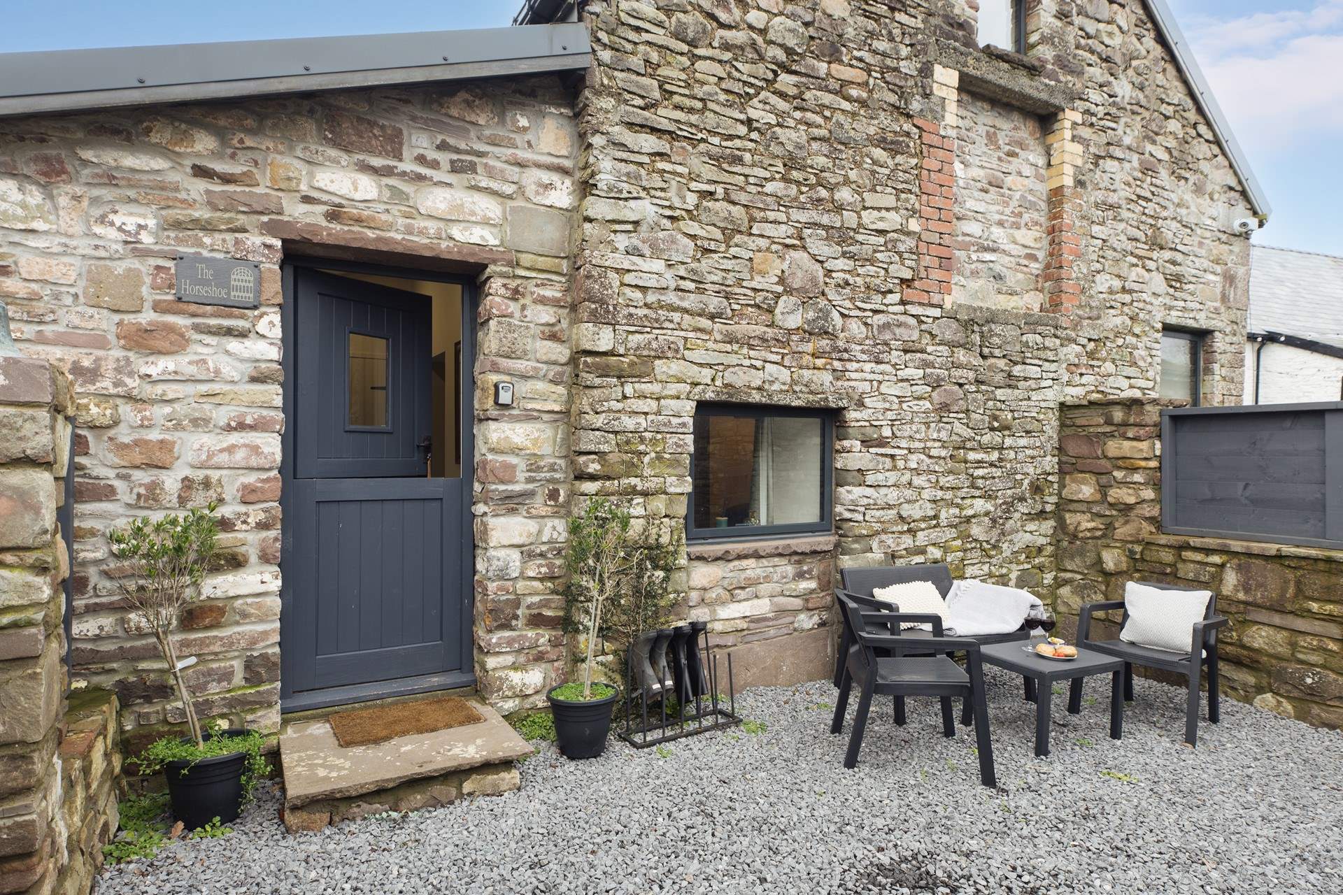 Welcome to The Horse Shoe, sleeping two, with the choice of opening the connecting door to The Stables, sleeping four. 