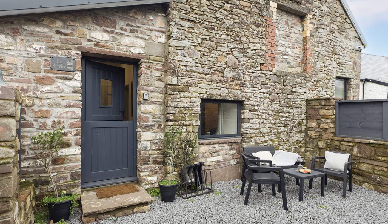 Welcome to The Horse Shoe, sleeping two, with the choice of opening the connecting door to The Stables, sleeping four. 