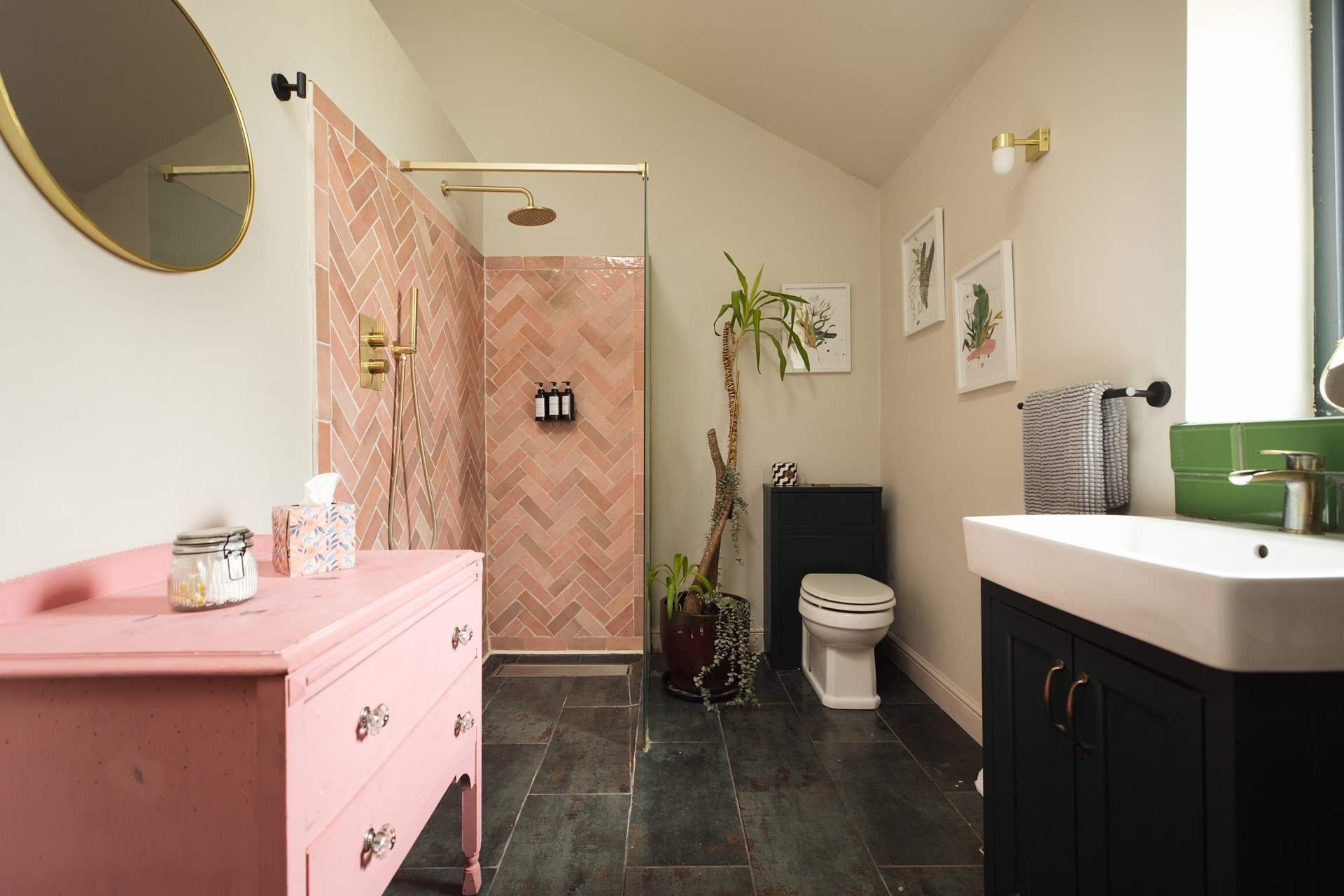 Pretty pinks in The Coach House en suite. 