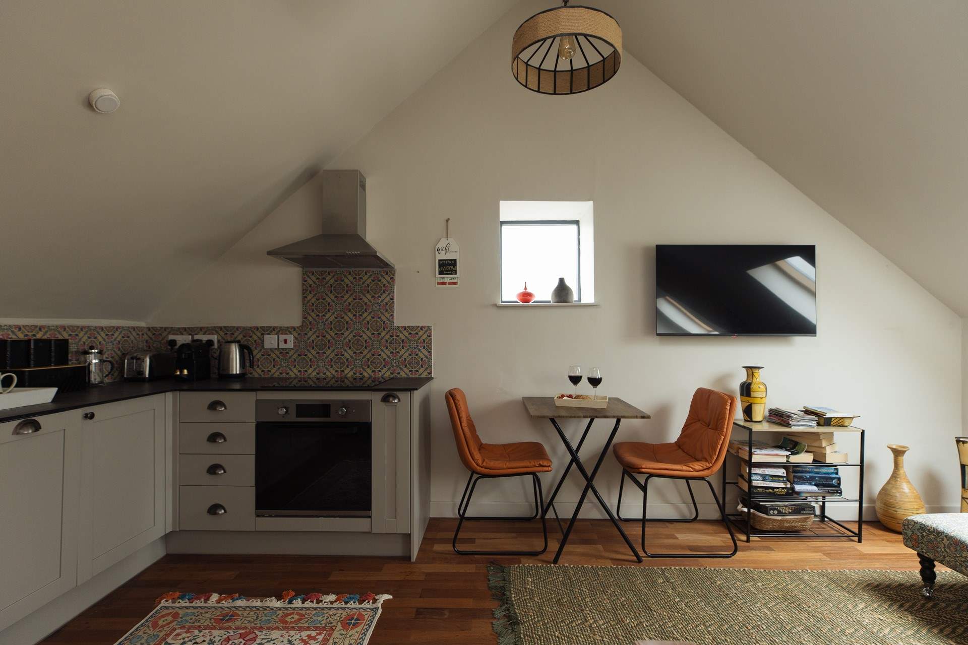 Each cottage has its own kitchen and garden. Ideal for two, in The Horse Shoe. 