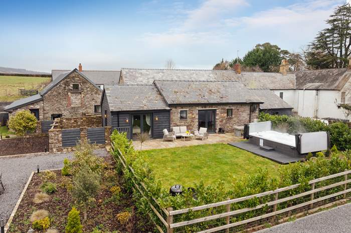 The Retreat is a 5 bedroom, dog friendly self catering cottage near Crickhowell.