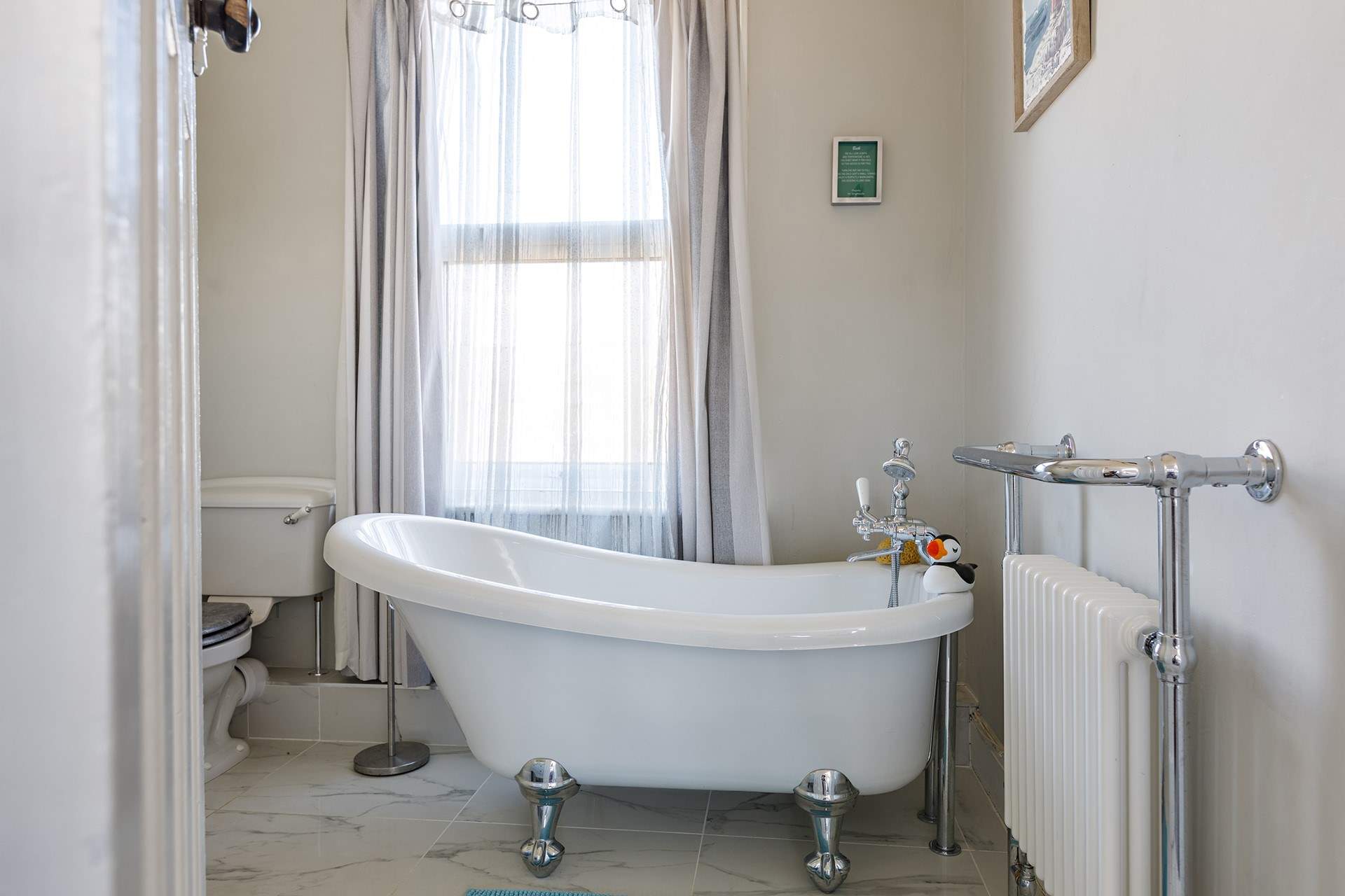 The luxury family bathroom.