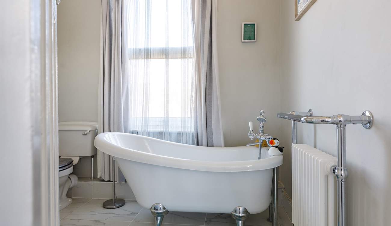 The luxury family bathroom.