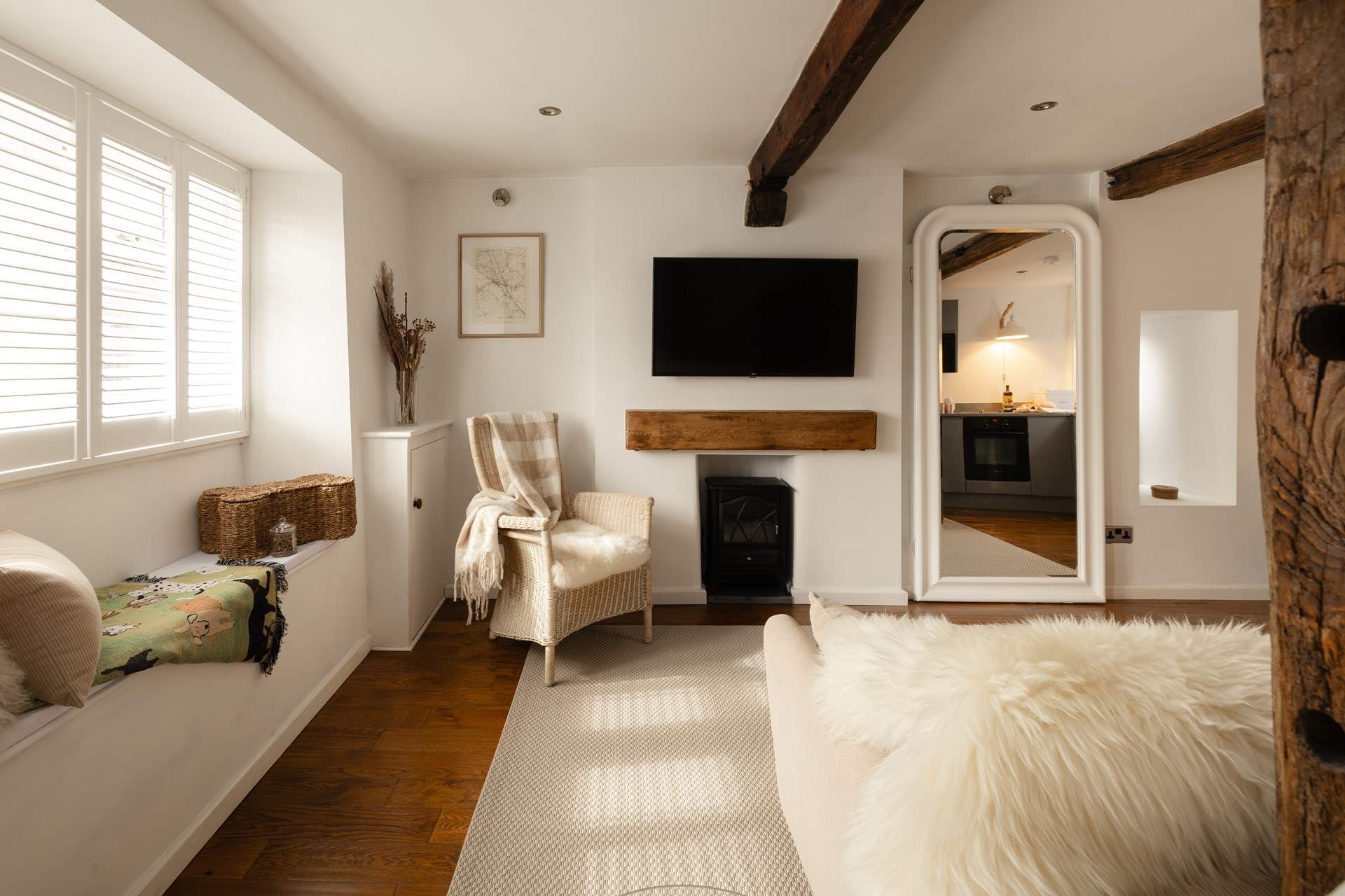 Isn't the dog bone shaped hamper so cute ? 