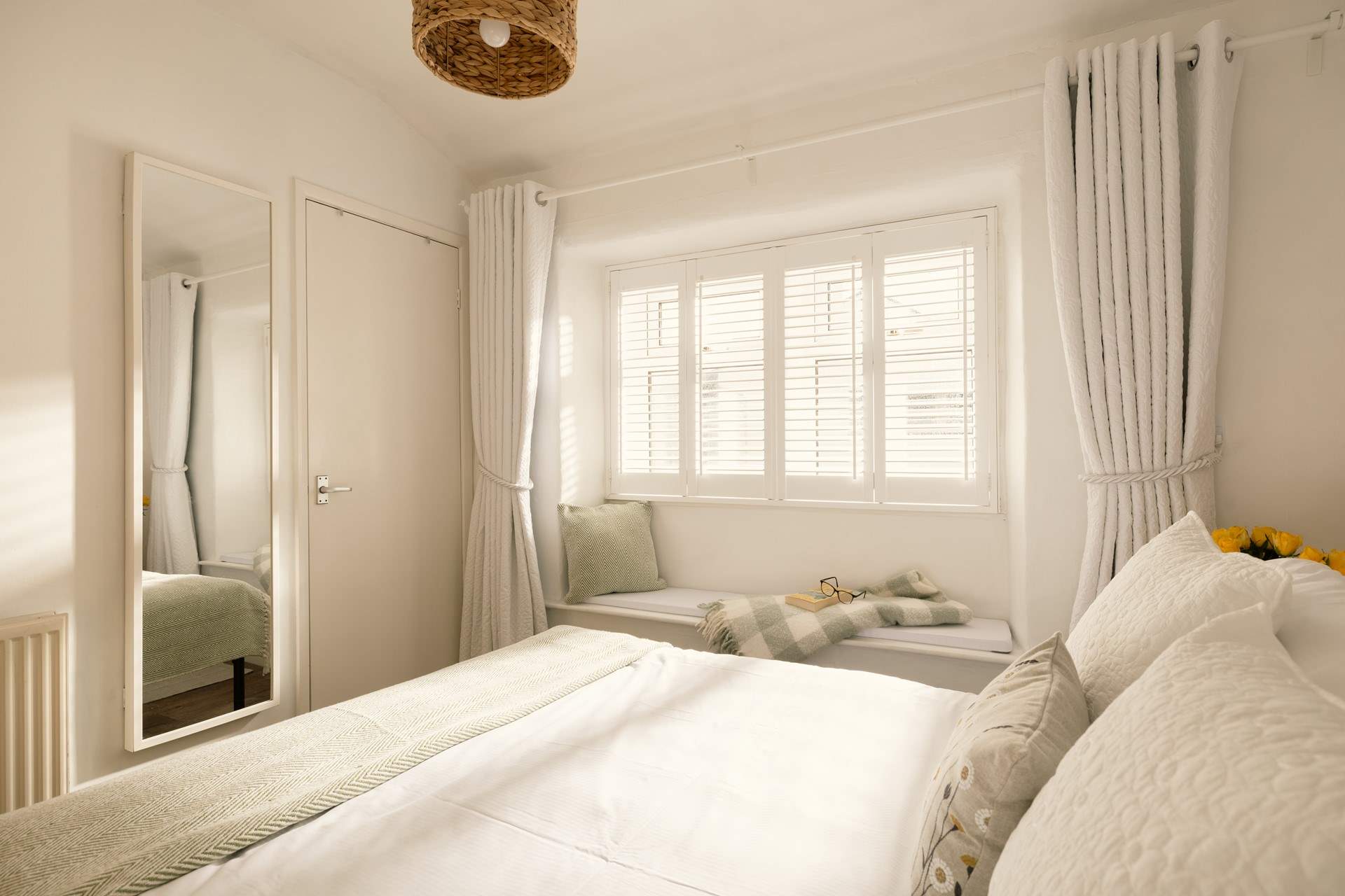 There is plenty of room for your holiday clothes in the built-in wardrobe. 