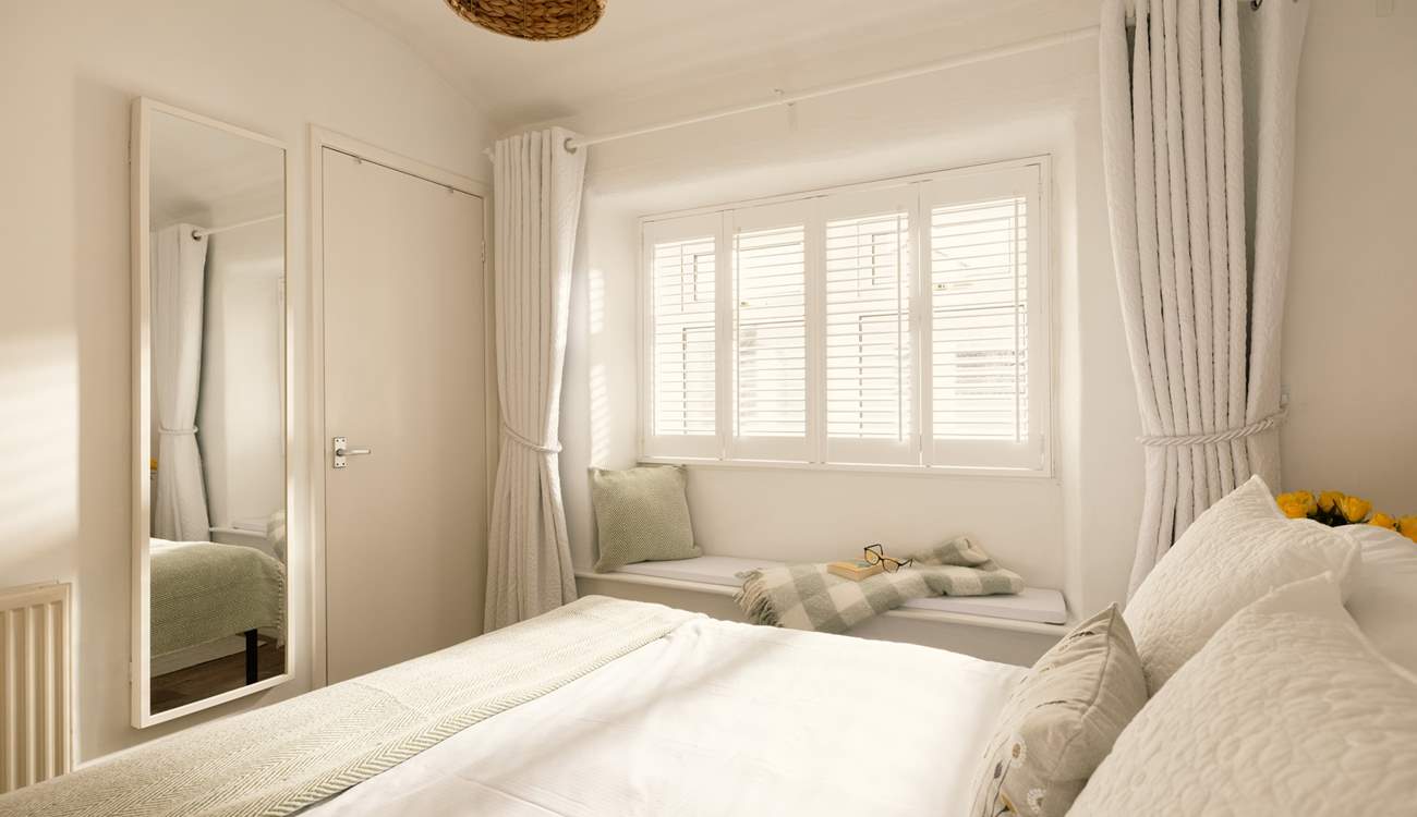 There is plenty of room for your holiday clothes in the built-in wardrobe. 