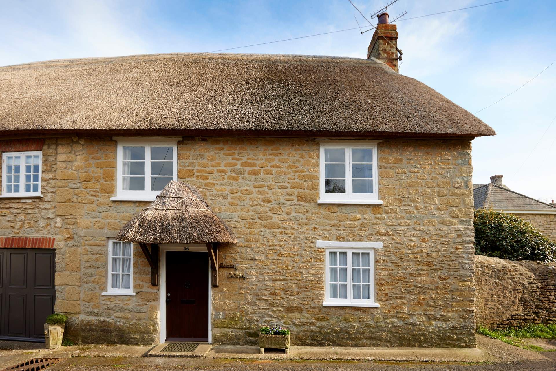 Welcome to the lovely Minnie's Cottage. A 17th Century gem in the heart of the picturesque Jurassic Coast village of Burton Bradstock.