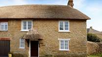 Welcome to the lovely Minnie's Cottage. A 17th Century gem in the heart of the picturesque Jurassic Coast village of Burton Bradstock.