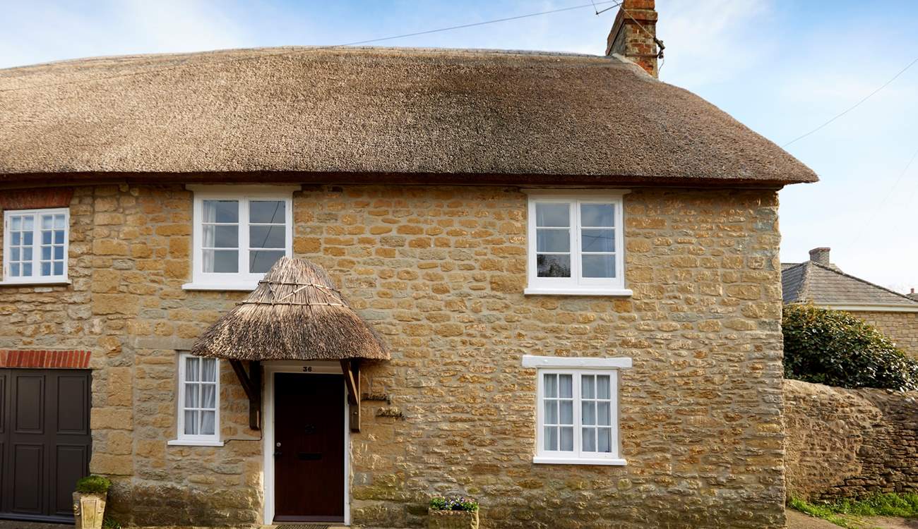 Welcome to the lovely Minnie's Cottage. A 17th Century gem in the heart of the picturesque Jurassic Coast village of Burton Bradstock.