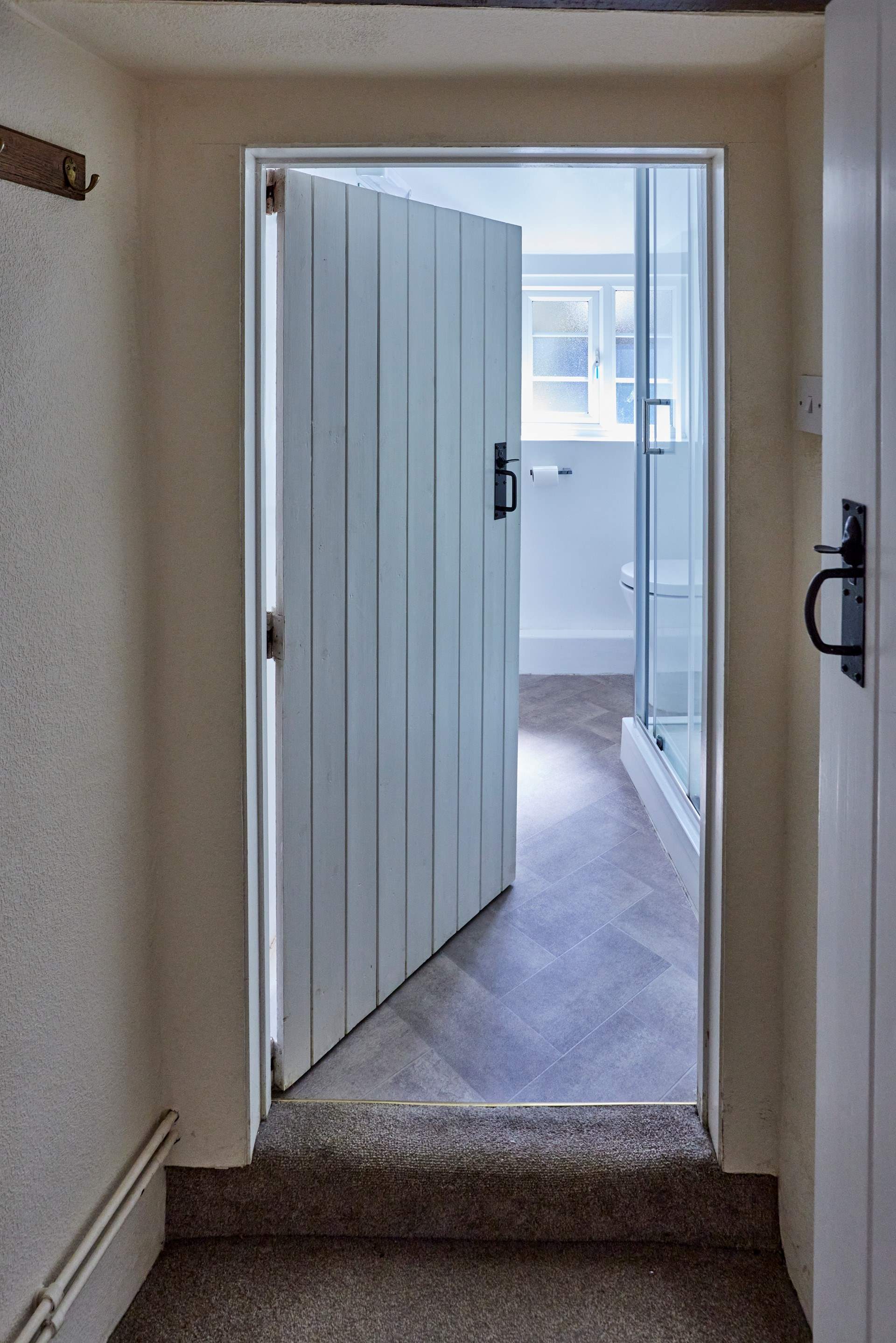 Please mind the step up into the shower-room.