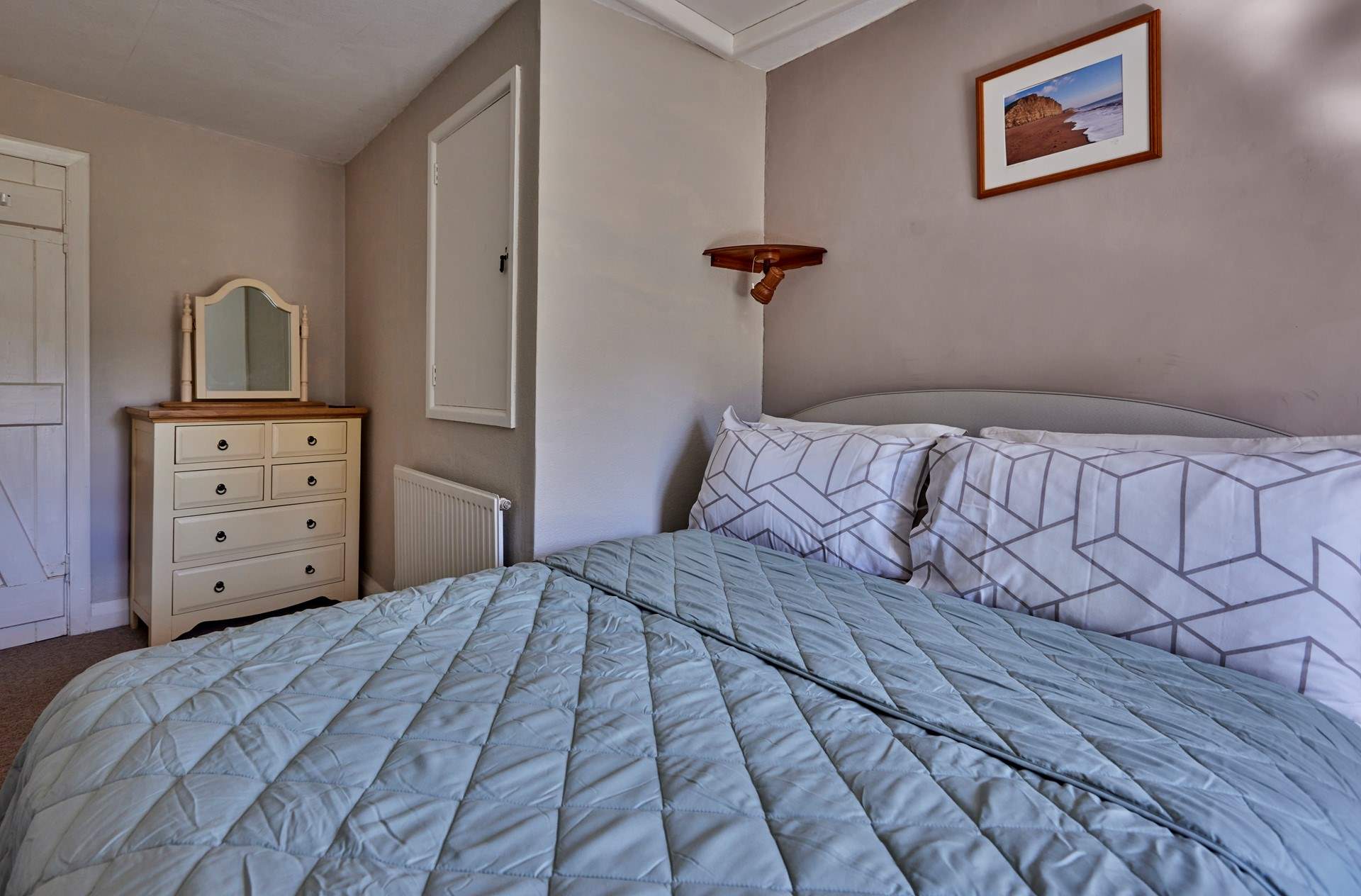 Neutral tones make for such a restful space.