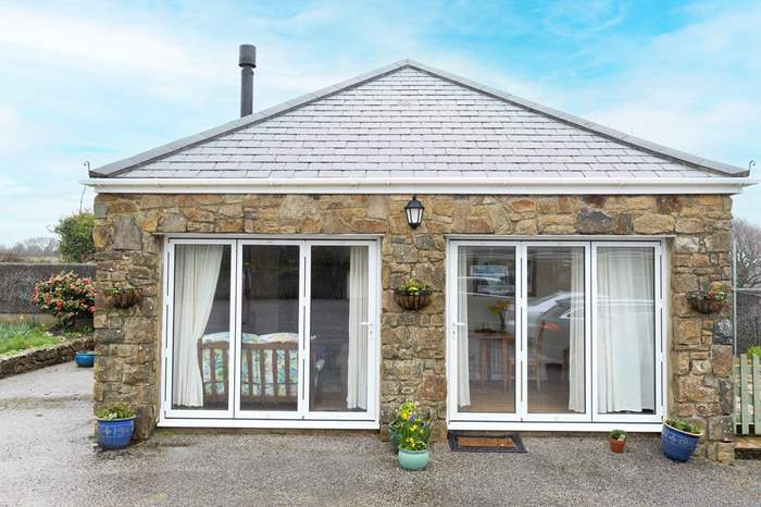 The Gallery is a 1 bedroom, dog friendly holiday cottage near Truro, South Cornwall.