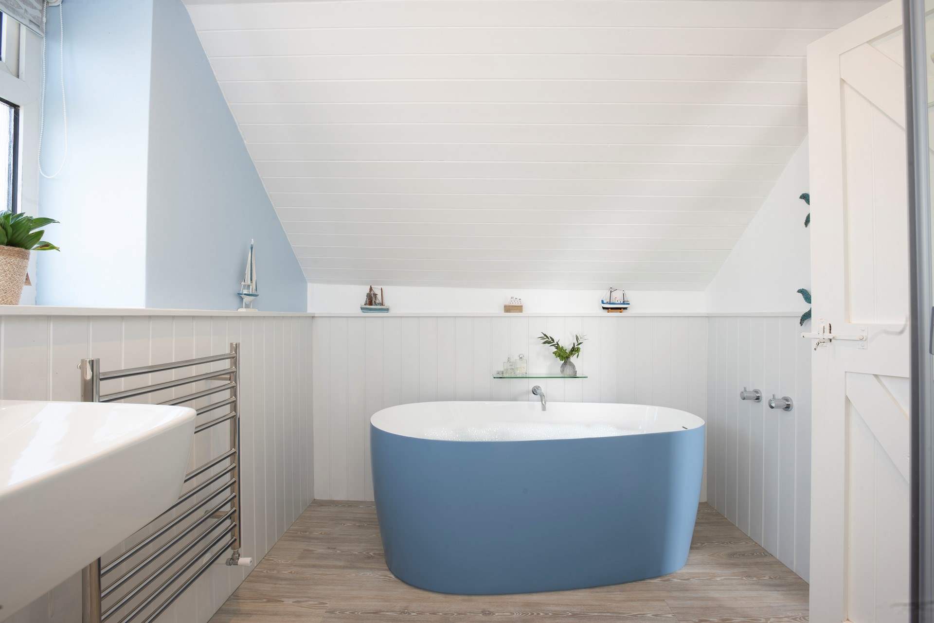 The en suite has a freestanding bath and separate shower.