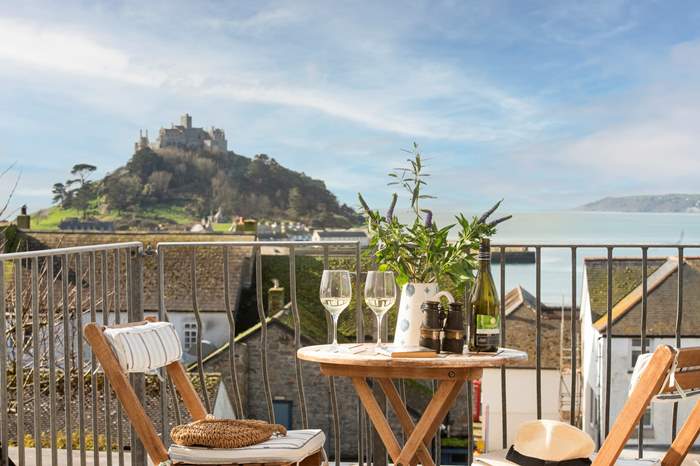 Mount View Cottage is a 3 bedroom, dog friendly cottage with sea views in Marazion, Cornwall.