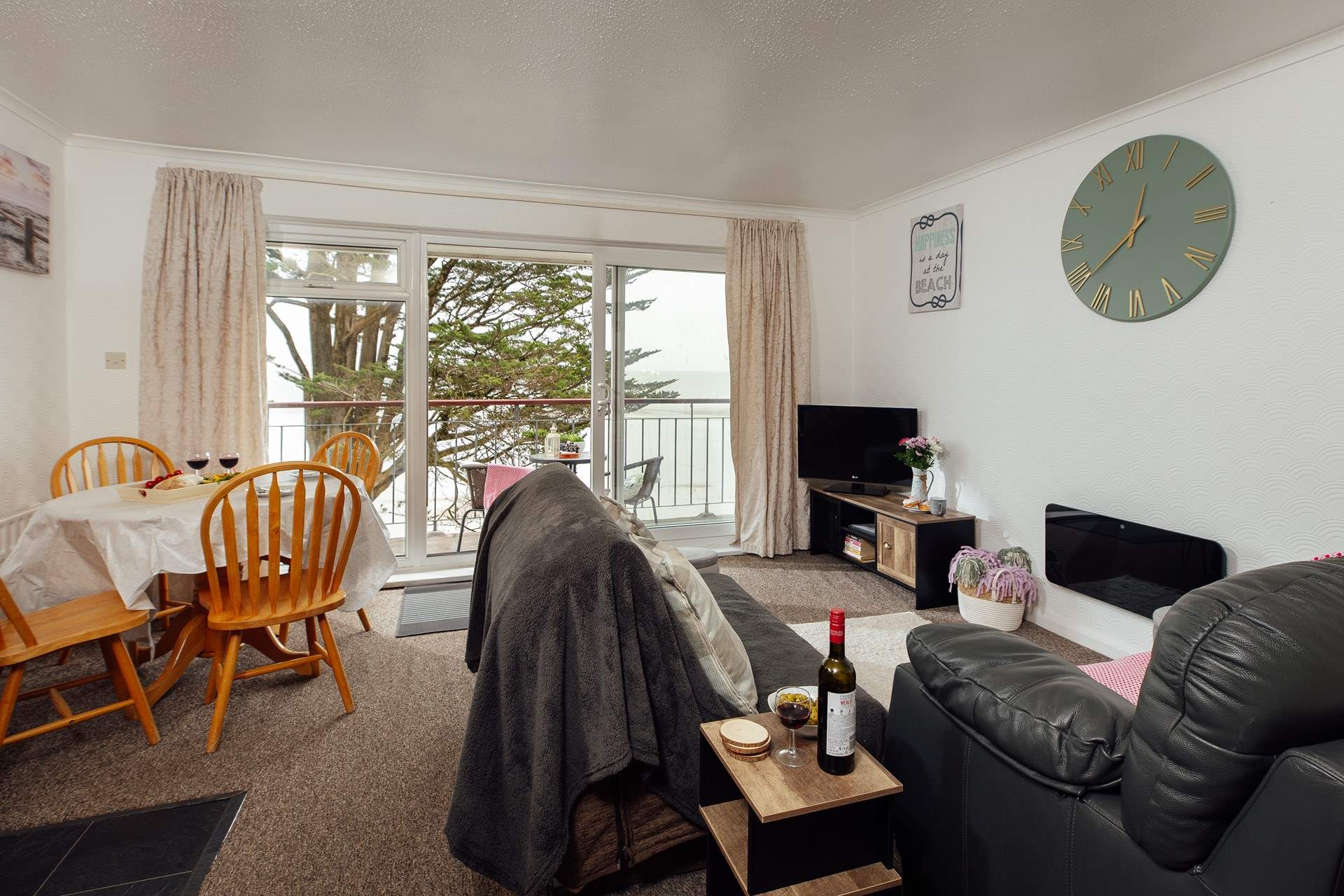 Throw open the balcony doors for a cooling breeze. 