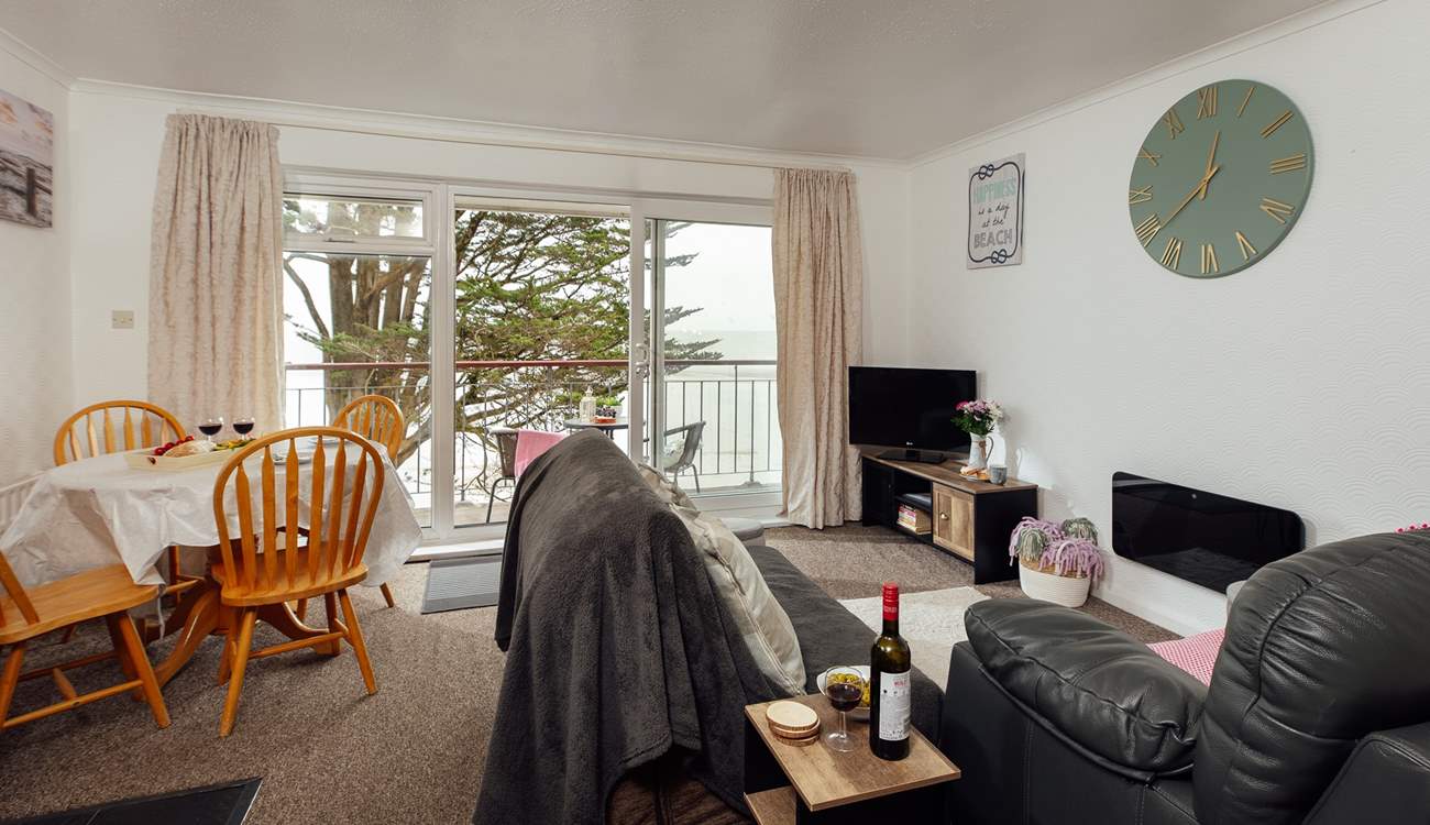 Throw open the balcony doors for a cooling breeze. 