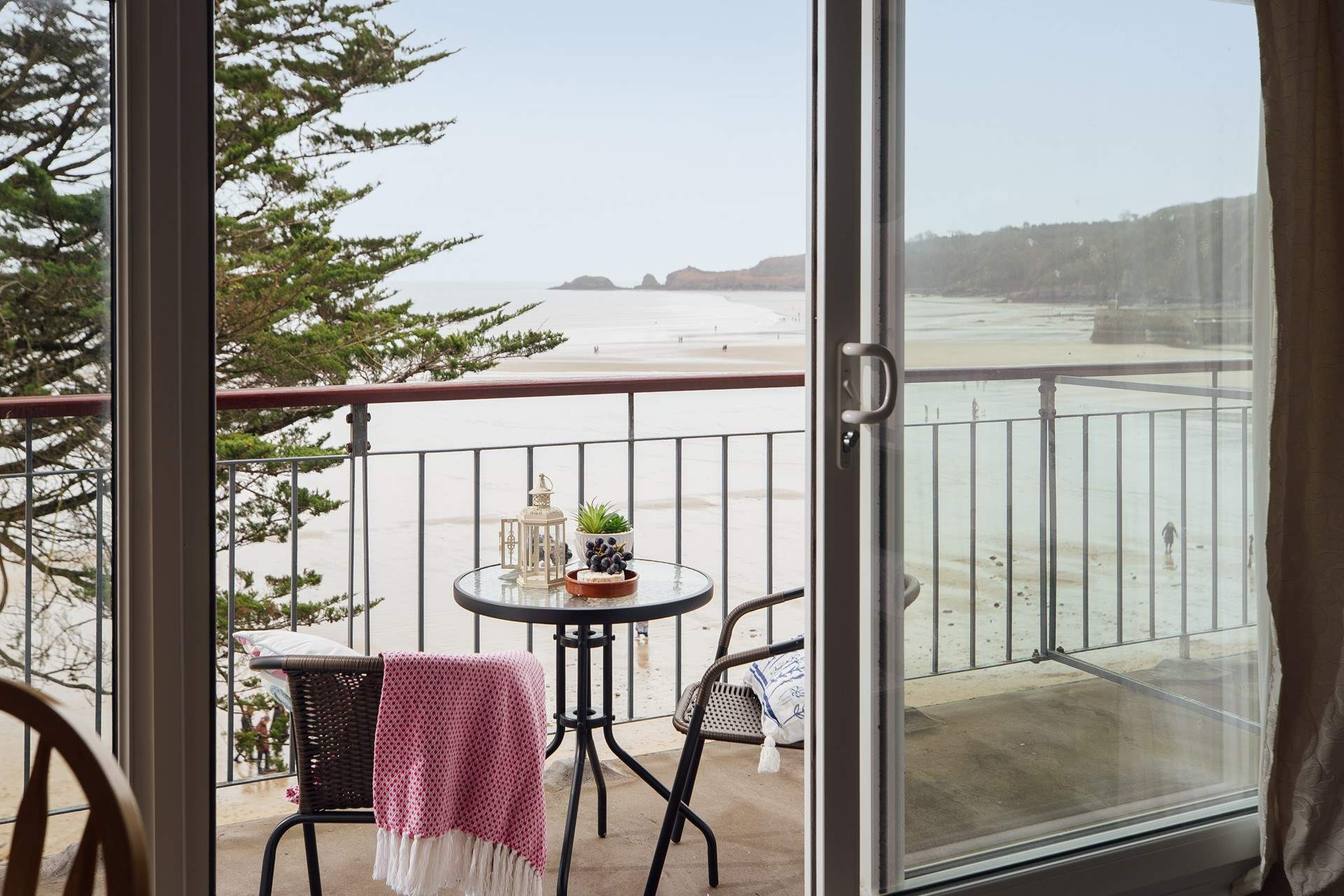 Sitting above Saundersfoot beach, take in the far reaching sea view or relax under the gold and crimson skies as the sun sets over the ocean. 