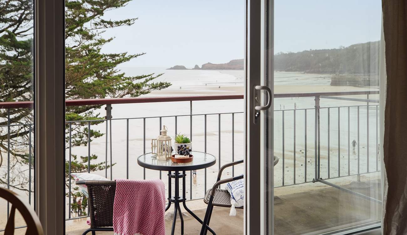 Sitting above Saundersfoot beach, take in the far reaching sea view or relax under the gold and crimson skies as the sun sets over the ocean. 