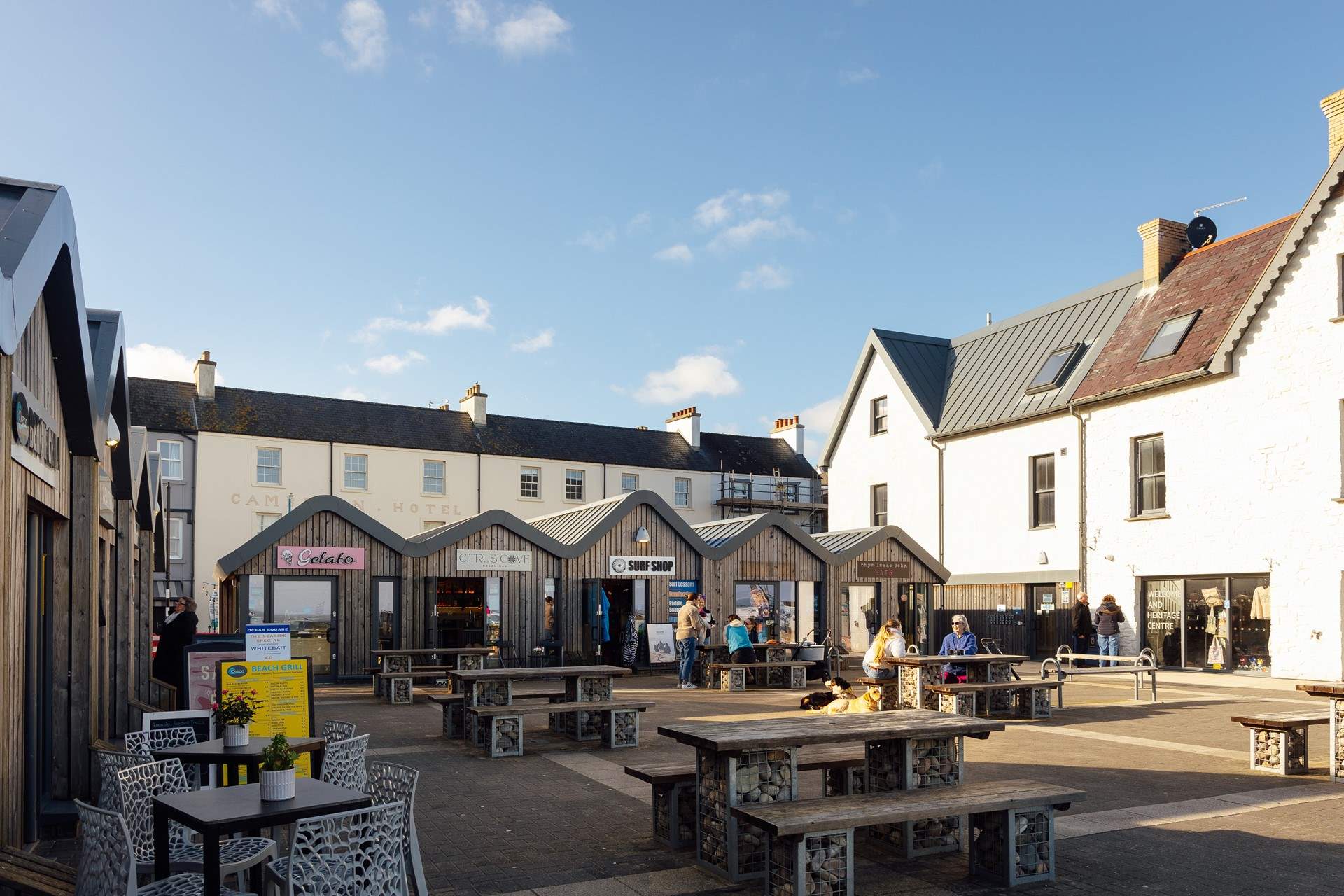 Perfect place for ice creams and coffees by the sea.