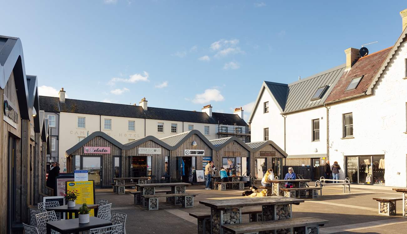 Perfect place for ice creams and coffees by the sea.