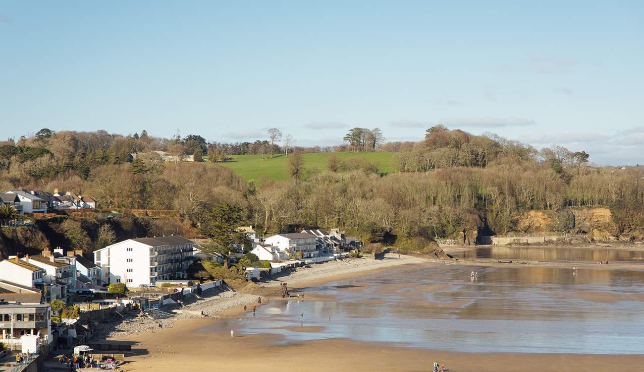 Endless golden sands and crystal sea. Park up the car. Everything in Saundersfoot is within a short walk of the apartment. 