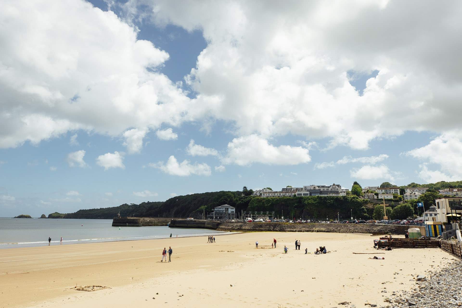 Stroll across the beach to the pretty harbour, array of shops, cafes, restaurants and pubs. Everything is at your fingertips. 