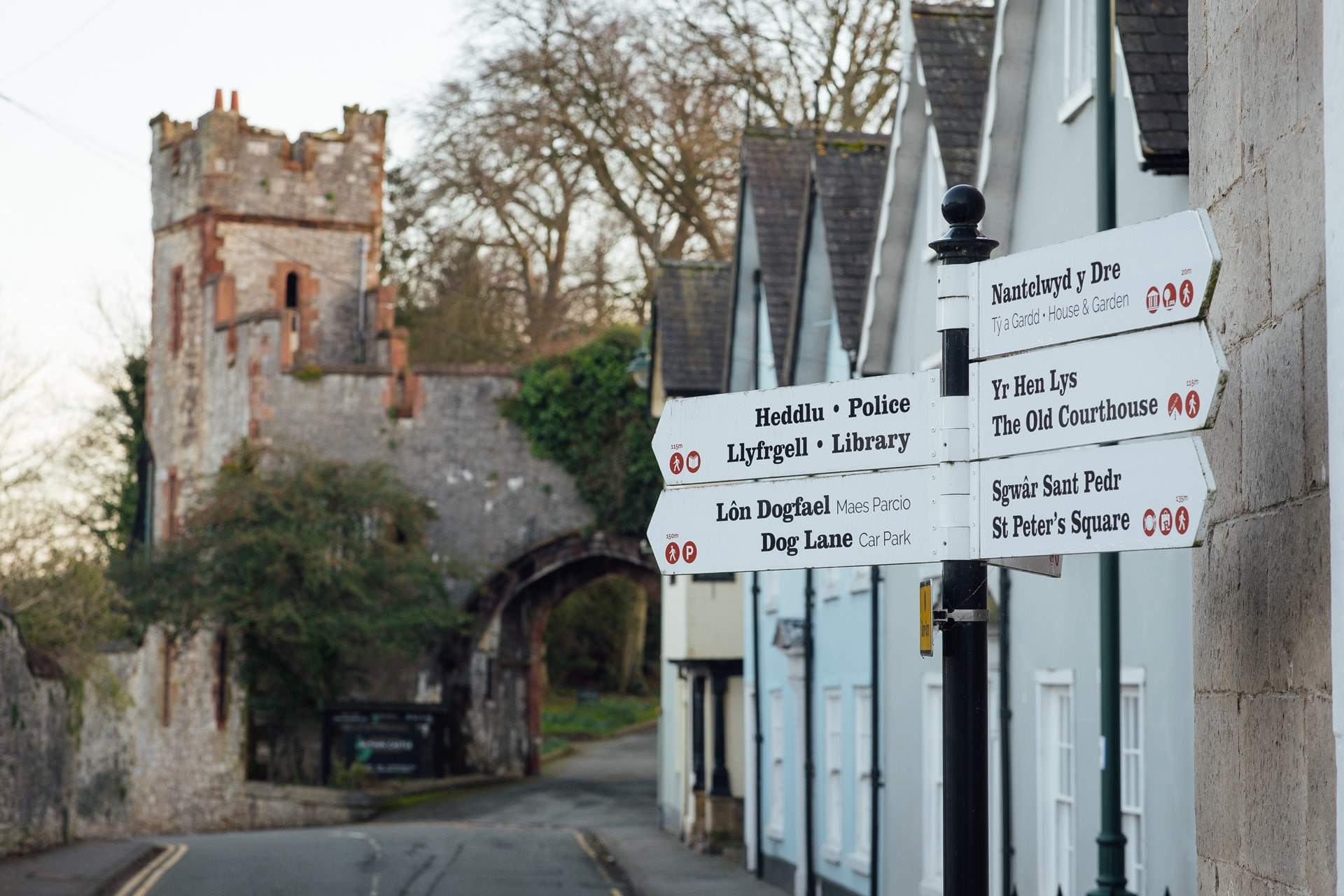 Stroll to Ruthin Castle. 