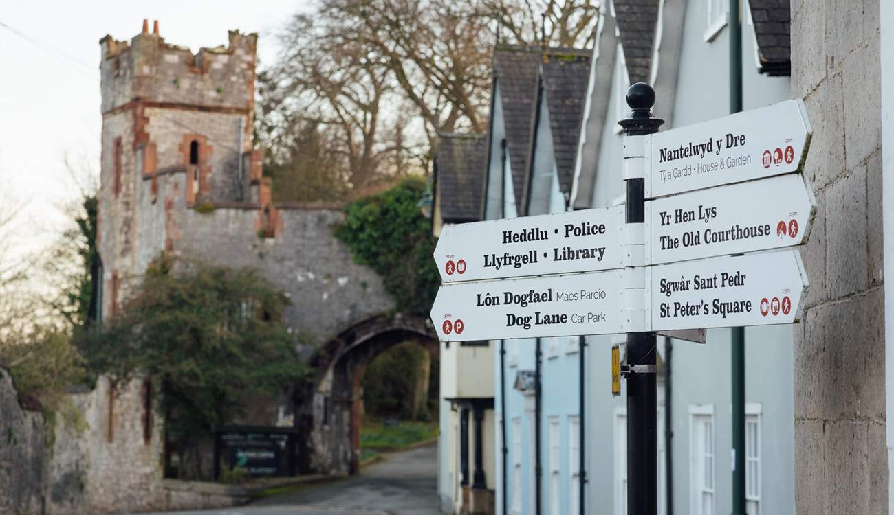 Stroll to Ruthin Castle. 