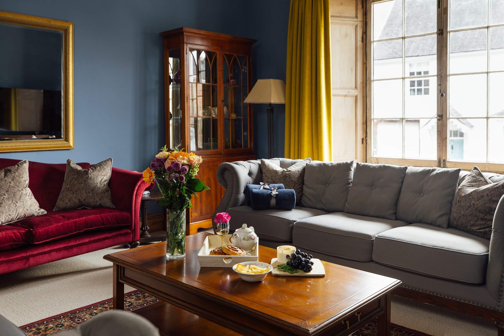 Take afternoon tea in the sitting-room. 