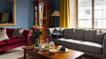 Take afternoon tea in the sitting-room. 