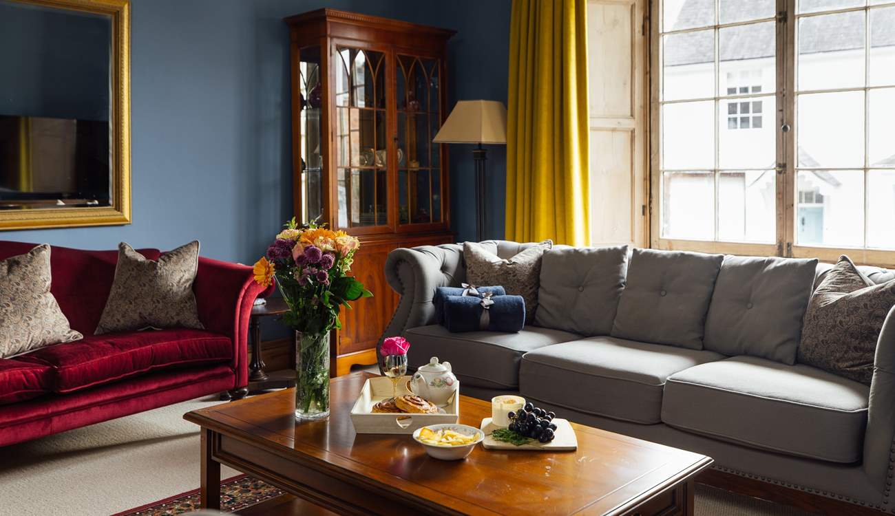 Take afternoon tea in the sitting-room. 