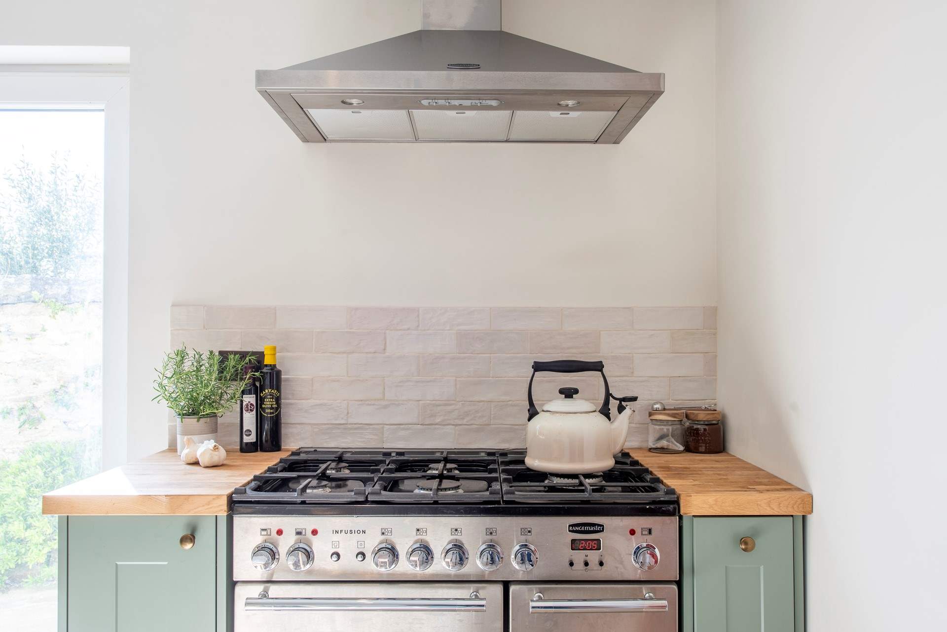 Cook up a feast on the Rangemaster. 