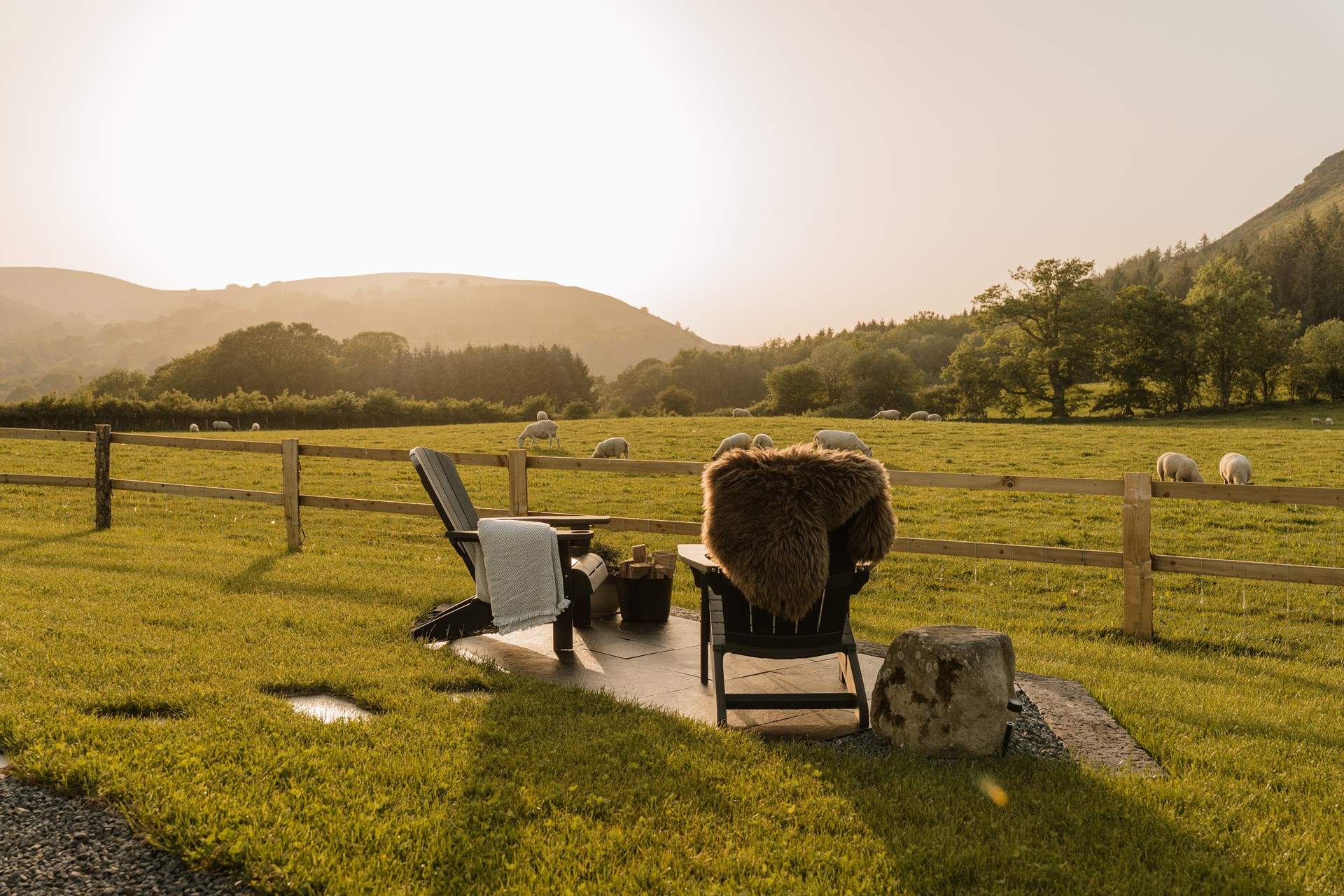 As dusk falls, gather around the fire pit for wild cooking and fireside feasts.
