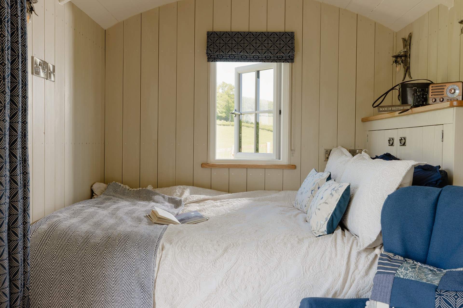 The double bed promises a restful night's sleep. 
