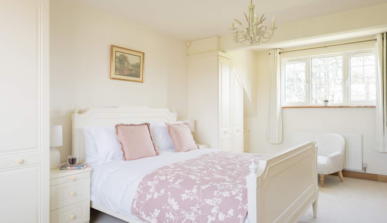 Such a calm, relaxing bedroom.