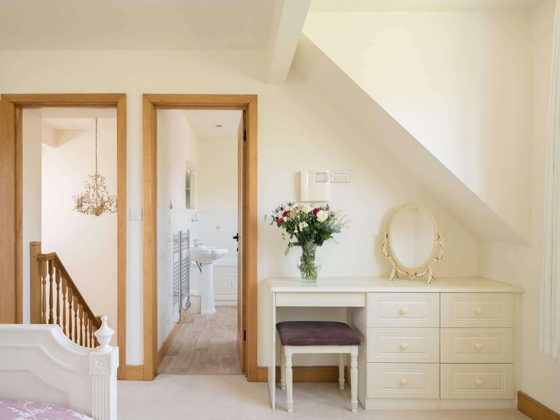 Through to the en suite.