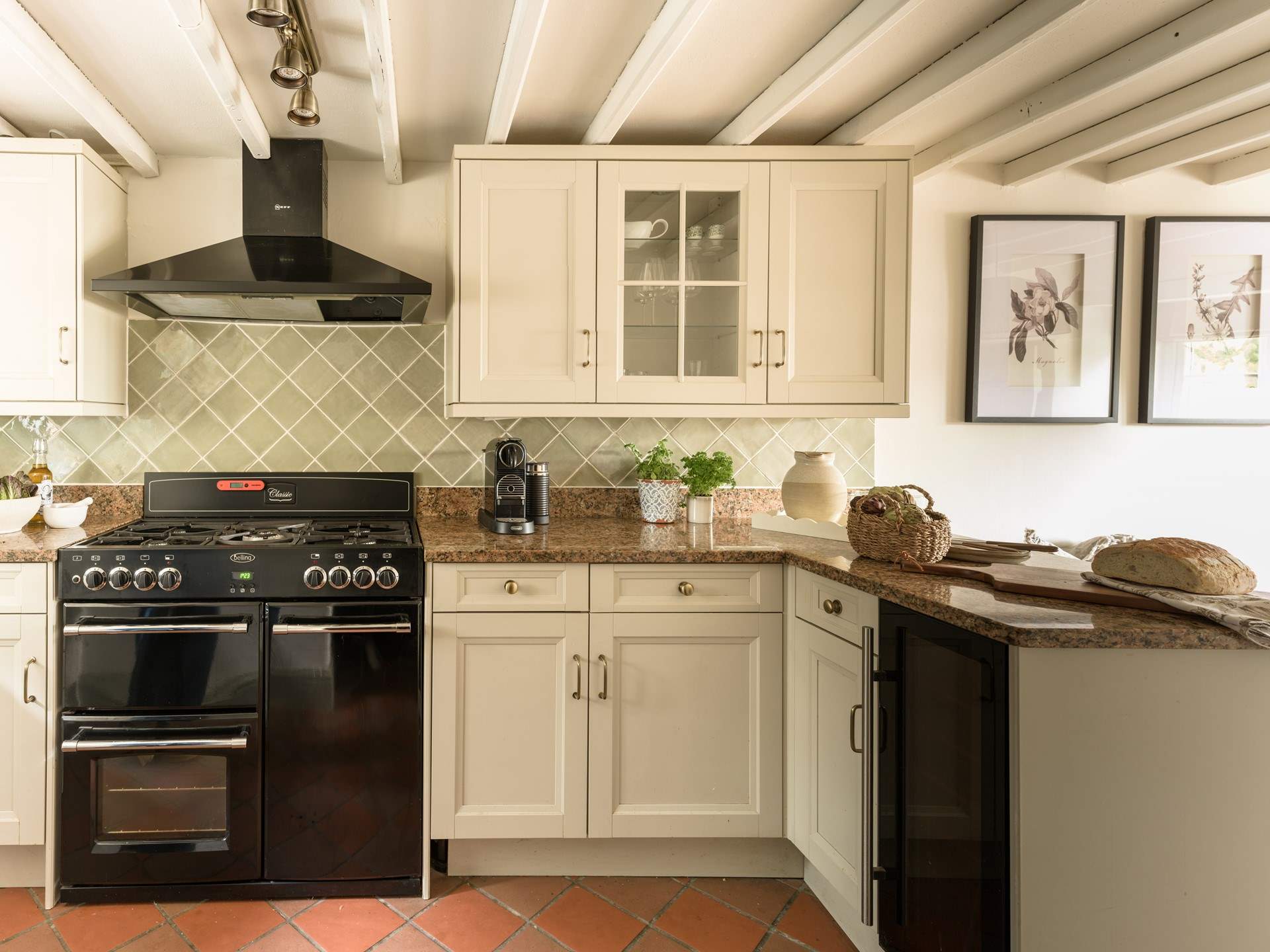 The range has a gas hob and an electric oven.