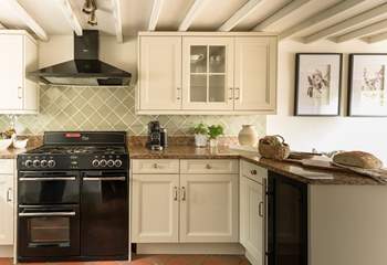 The range has a gas hob and an electric oven.